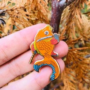 Gold fish samurai enamel pin_gold fish_enamel pin_illustration_doodle_sketch_horse fiddle press_samurai_japanese_kawaii_pin game_fish