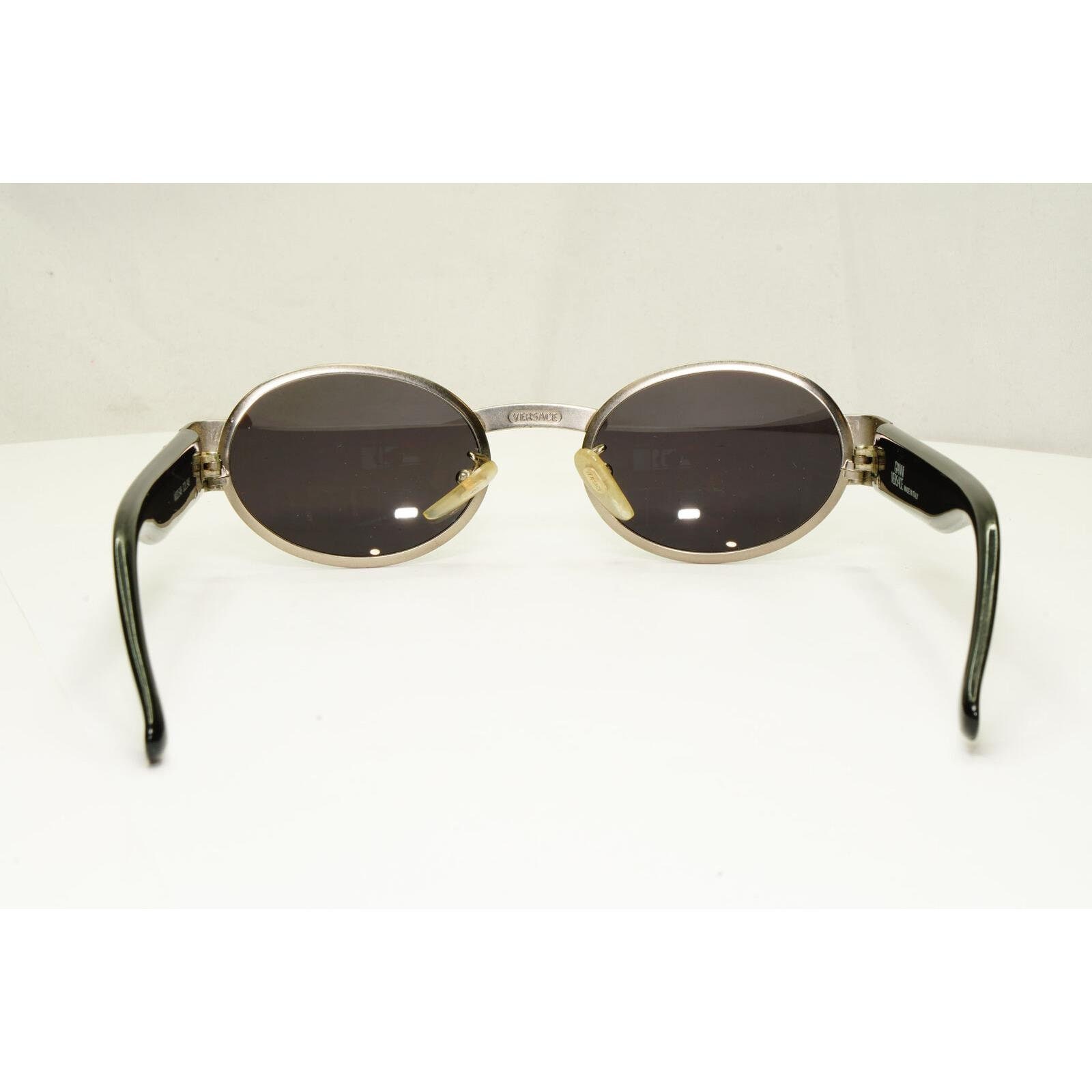 Gianni Versace 1996 Vintage Unisex Zwart Ovaal Metalen Zonnebril Mod S30 Col 028 Accessoires Zonnebrillen & Eyewear Zonnebrillen 
