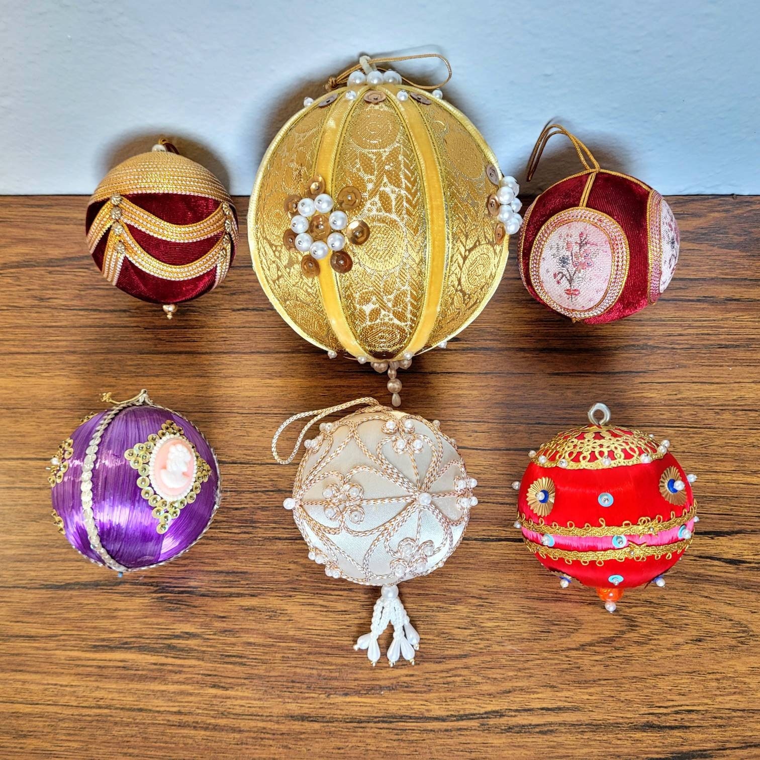 NOSTALGIC VINTAGE 80S PLASTIC RED GOLD PATTERNED BAUBLE CHRISTMAS  DECORATIONS