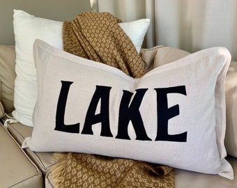 Poduszka LAKE Natural Canvas Cloth z czarnymi aplikacjami liter | Poszewka na poduszkę 100% bawełna 18x28