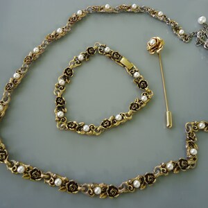 Roses and Pearl Necklace and Bracelet Set