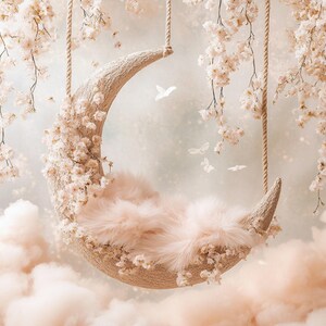 Könnte beinhalten: Eine mondförmige Schaukel, verziert mit zarten weißen Blüten und weichem rosa Fell, hängt an Seilen. Der Hintergrund zeigt flauschige Wolken und fallende Blüten, wodurch eine verträumte, ätherische Szene entsteht. Die Farbpalette ist weich und pastellfarben.