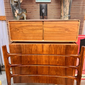 Komoda Highboy w stylu Mid Century Modern William Hinn
