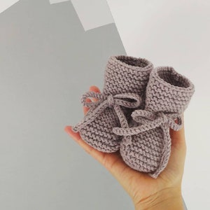 Zapatitos de bebé. zapatillas primeras tejidas a mano para niño o niña recién  nacida. patucos de ganchillo hechos a mano.