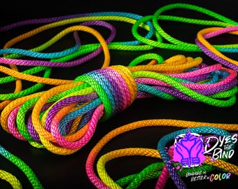 Cuerda Shibari de nailon trenzado sólido con arcoíris neón (¡reactiva a la luz negra!)