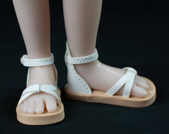 Zapatos planos para muñecas SIBLIES Ruby Red Fashion Friends, de piel sintética blanca con tiras cruzadas en la punta y talón cerrado.