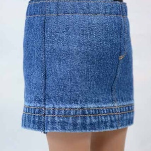 Puede incluir: Una falda vaquera azul con un dobladillo de doble costura.