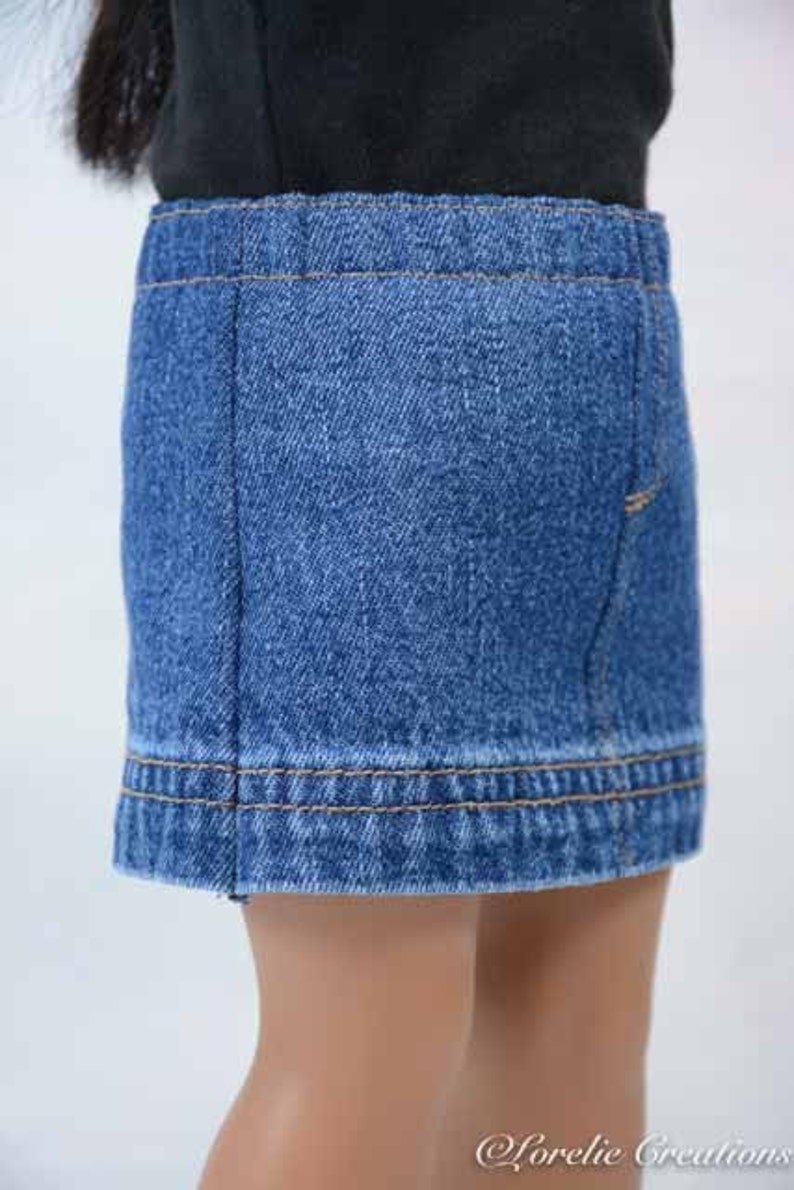 Puede incluir: Una falda vaquera azul con un dobladillo de doble costura.