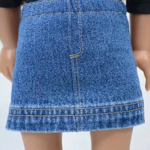 Puede incluir: Una falda vaquera azul con un solo bolsillo trasero y un dobladillo de doble costura.
