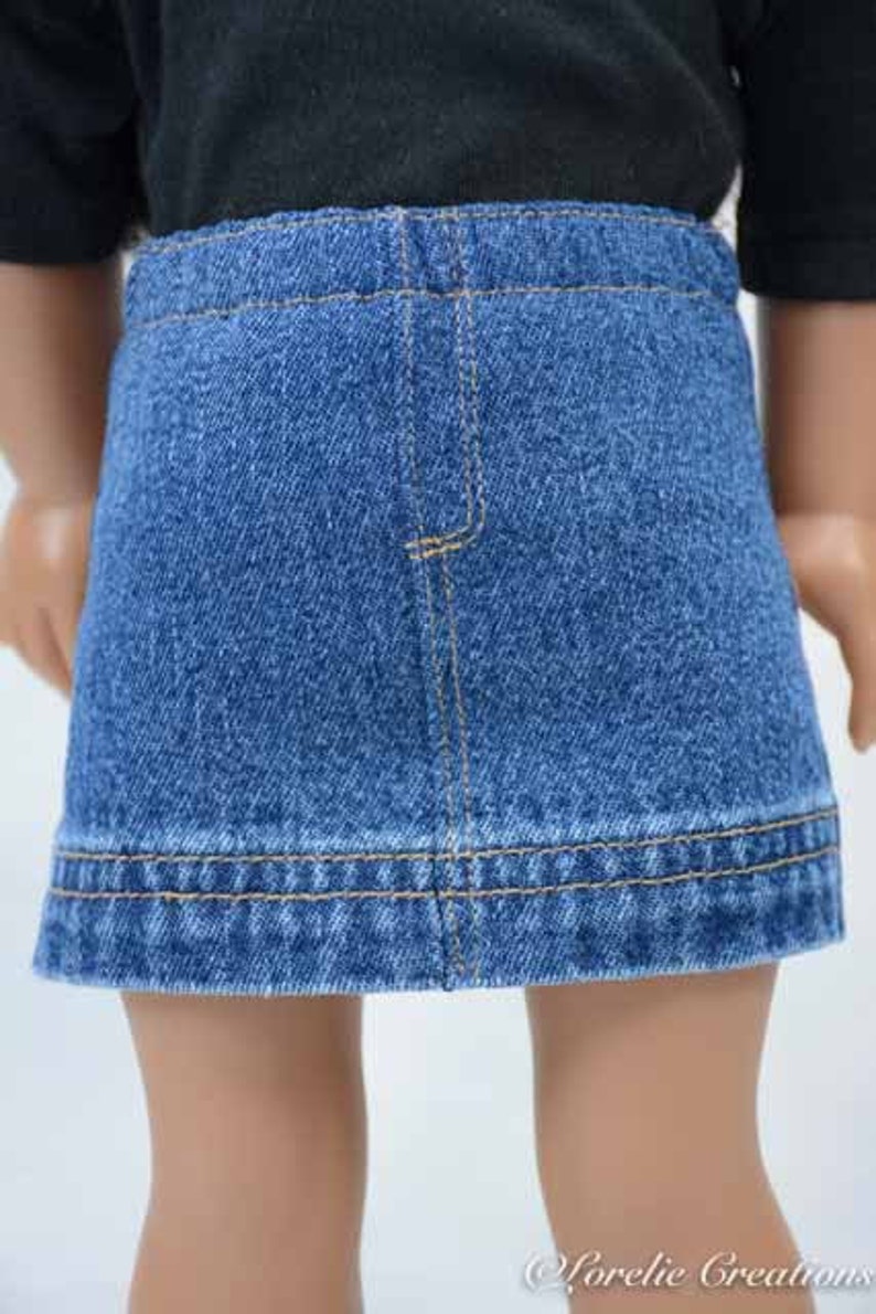 Puede incluir: Una falda vaquera azul con un solo bolsillo trasero y un dobladillo de doble costura.