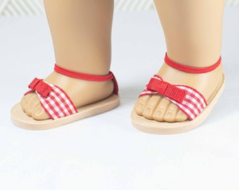 Sandalias en rojo y blanco con estampado de cuadros vichy, lazo, correas elásticas en el tobillo y lengüeta en el talón para muñecas de 45 cm.