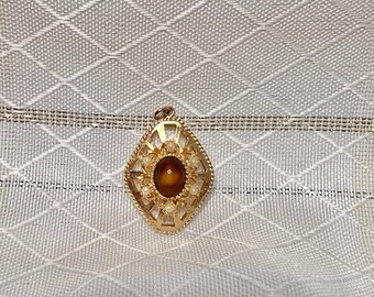 Sarah Coventry Jewelry, Tiger’s Eye Faux Pearl Gold Tone Pendant, Vintage Charm Pendants, Vintage Jewlery, Tiger's Eye Necklace Jewelry