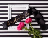 Bachelorette Schärpe, Braut sein Schärpe, Gold auf schwarz Schärpe, Bachelorette Party, Brautdusche Schärpe, Zukunft Frau Schärpe, benutzerdefinierte Schärpe, Partei-Schärpe