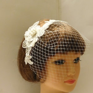 Spetsslöja med fågelbur och fascinator: Håraccessoar för brudtärnor