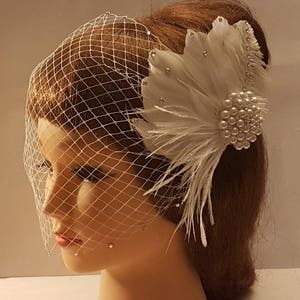 BIRDAAGE VEIL, BRIDAL Feather tovenaar, wit, ivoor bruiloft haarstukje #bruidssluier, vogelkooi sluier en Crystal Pearl Feather tovenaar 2 stuks