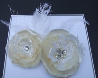 Ivoor satijnen bloem fascinator, strass bruidshaarkam