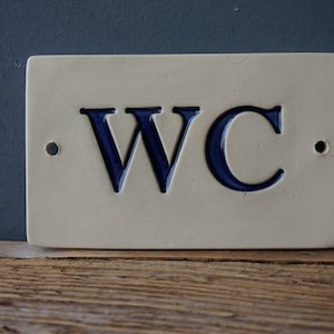 Letrero de cerámica para baño hecho a mano: placa para puerta de baño azul cobalto