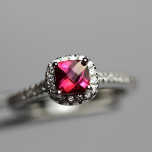 CLEARANCE Sparkling Genuine Pure Pink Topaz Square Cushion in an Accented Sterling Silver Setting 画像 3