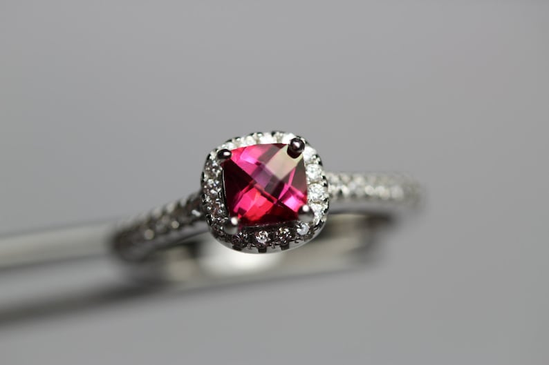 CLEARANCE Sparkling Genuine Pure Pink Topaz Square Cushion in an Accented Sterling Silver Setting 画像 3