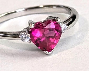 OPRUIMING Ruby CZ hart in een geaccentueerde sterling zilveren ring