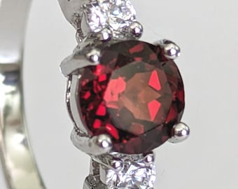 DÉGAGEMENT Véritable grenat du Mozambique rouge profond de 6 mm rond dans un joli cadre en argent sterling accentué