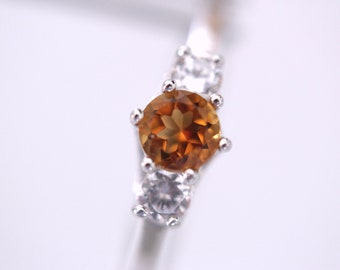 Véritable citrine de Madère ronde dans une bague en argent sterling accentuée