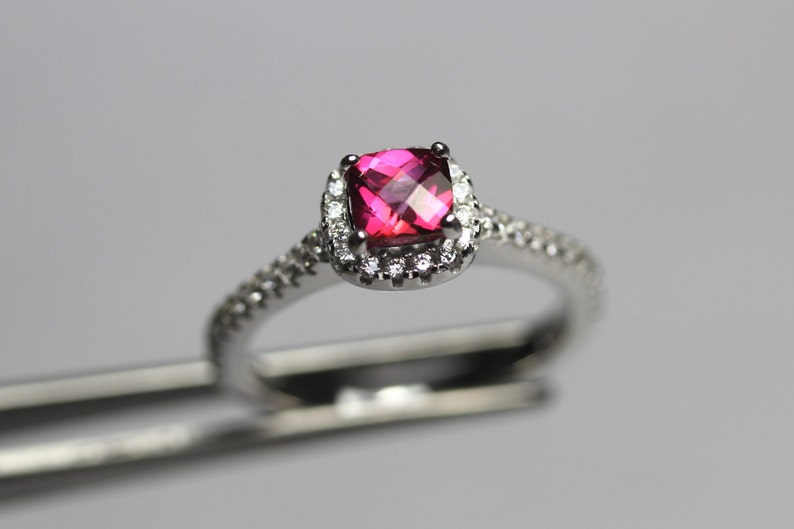 CLEARANCE Sparkling Genuine Pure Pink Topaz Square Cushion in an Accented Sterling Silver Setting 画像 1