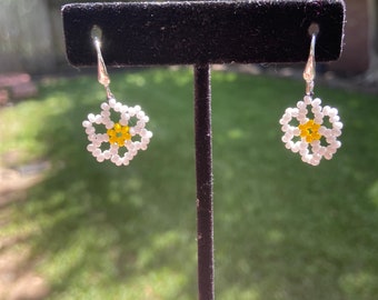 Daisy. Beaded earrings