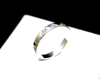 Größe 8. Unisex Handgravierter Stapelbarer Sterling Silber Ring