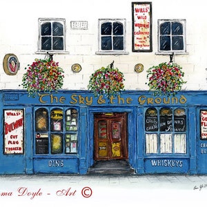 Może przedstawiać: Ręcznie rysowana ilustracja pubu o nazwie "The Sky & the Ground" ze ścianami i oknami w kolorze niebieskim. Pub ma znak nad drzwiami z nazwą pubu. Są wiszące kosze z kwiatami i znaki dla "Wills Wild Woodbine Cigarettes" i "Wills Gold Flake Cigarettes".