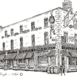 Può includere: Disegno in bianco e nero di un pub chiamato "Devitt's Lounge Bar" con un orologio sul lato dell'edificio e un cartello che dice "78".