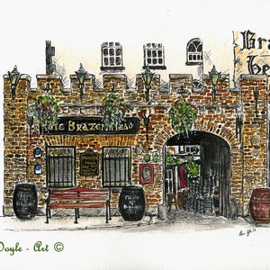 Op de afbeelding: Een aquarel illustratie van een bakstenen gebouw met een bord waarop "The Brazen Head" en "Braz Head" boven de ingang staan. Het gebouw heeft een houten bank ervoor en twee vaten.