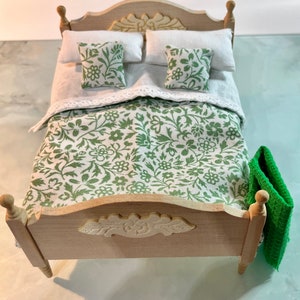 Handmade 12th Scale Double Bed: Lace Trim Bedding Set (6.7 x 5.1 ins)