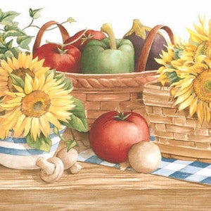 Pode incluir: Uma natureza morta rústica com uma mesa de madeira e uma toalha de mesa quadriculada azul e branca. Uma cesta cheia de girassóis, uma cesta com pimentões verdes, tomates e berinjelas, e uma tigela de girassóis estão sobre a mesa. Também há bulbos de alho, tomates e um ramo de lavanda.