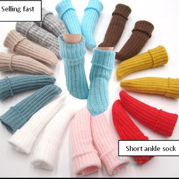 Petites échelles de chaussettes pastel pour Blythe et poupées similaires que vous pouvez également personnaliser, ajoutez simplement de minuscules petits noeuds que nous vendons à personnaliser