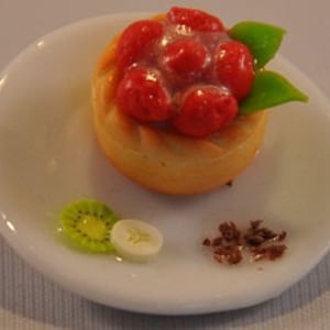 entzückende kleine Obstkuchen auf Porzellanteller in 1:12 Größe für Puppenhaus oder Miniprojekte