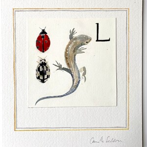 L es para lagarto y mariquitas, ilustración original firmada con letras A-Z de Camilla Seddon montada en una tabla de montaje adornada a mano