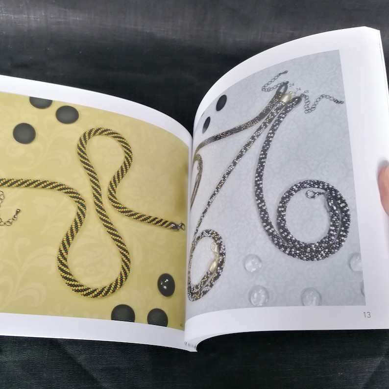 Glasperlenketten häkeln Das Musterbuch, beading book in German language by Claudia Schumann image 3