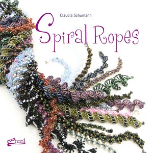 Könnte beinhalten: Eine Sammlung von bunten Perlen-Spiral-Seilen, mit einer Vielzahl von Farben und Mustern. Das Bild ist mit "Spiral Ropes" betitelt und die Autorin ist Claudia Schumann.