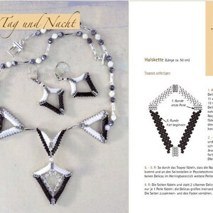Puede incluir: Un collar y pendientes a juego de cuentas negras y blancas. El collar est&aacute; hecho de peque&ntilde;as cuentas cuadradas y tiene forma de tri&aacute;ngulo. Los pendientes tambi&eacute;n son triangulares y est&aacute;n hechos de las mismas cuentas. La imagen incluye instrucciones para hacer el collar y los pendientes, escritas en alem&aacute;n.