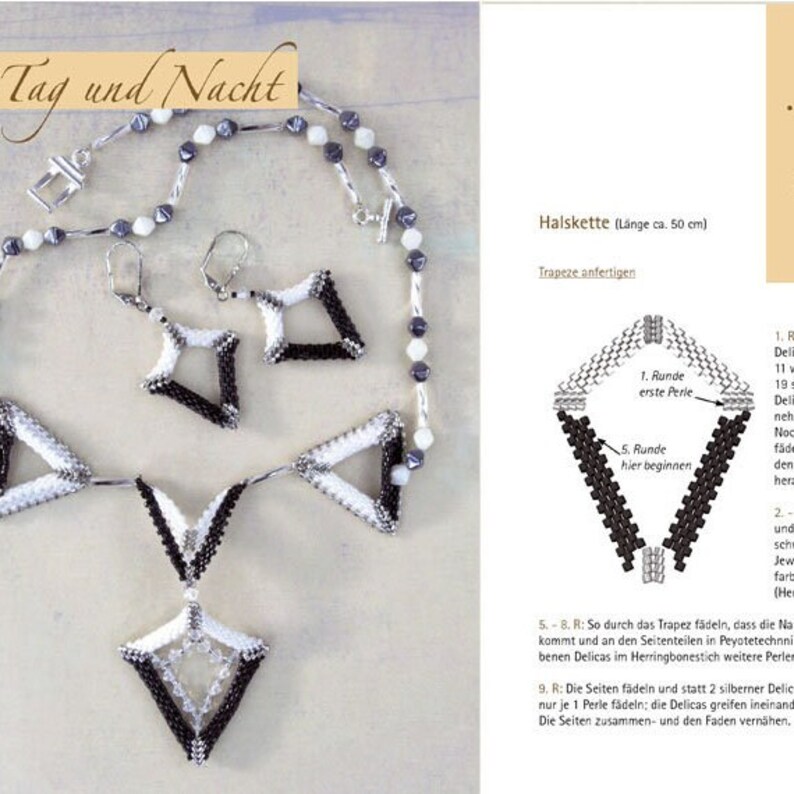 Puede incluir: Un collar y pendientes a juego de cuentas negras y blancas. El collar est&aacute; hecho de peque&ntilde;as cuentas cuadradas y tiene forma de tri&aacute;ngulo. Los pendientes tambi&eacute;n son triangulares y est&aacute;n hechos de las mismas cuentas. La imagen incluye instrucciones para hacer el collar y los pendientes, escritas en alem&aacute;n.
