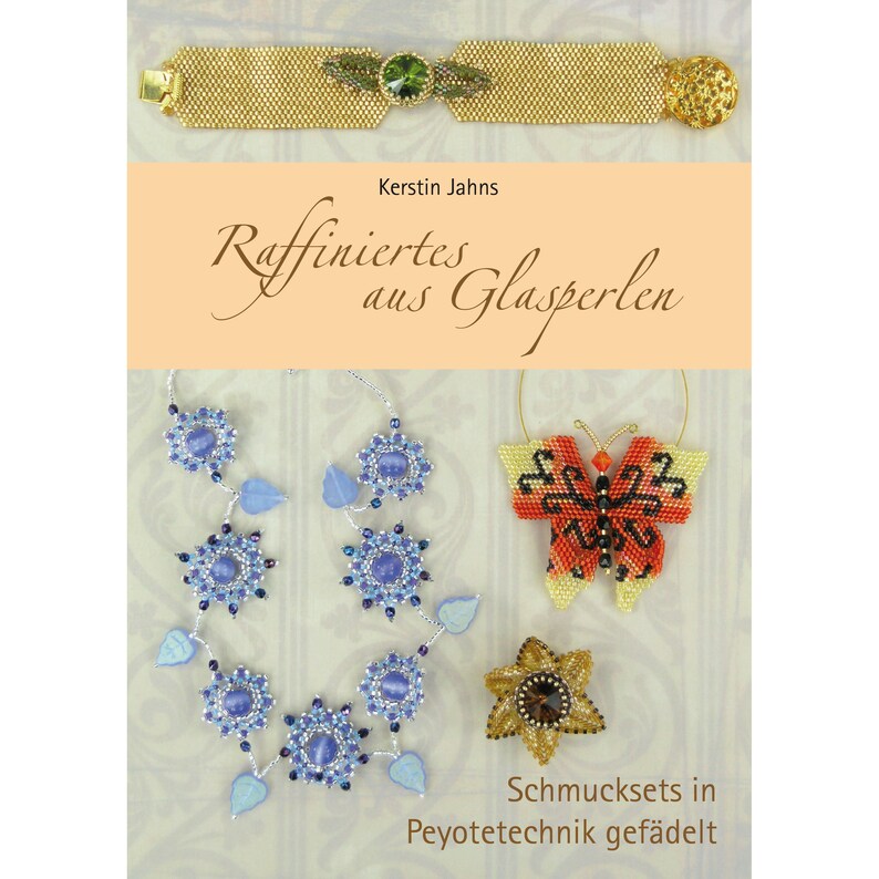 Puede incluir: Una portada de libro con un brazalete, un collar, una mariposa y una estrella hechos con cuentas. El t&iacute;tulo del libro es "Raffiniertes aus Glasperlen" y el subt&iacute;tulo es "Schmucksets in Peyotetechnik gefaedelt".