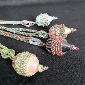 Beading Pattern "Sparkly Romance", Tutorial for netting paper mache beads and a rope in herringbone stitch.