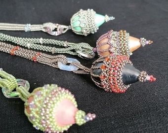 Beading Pattern "Sparkly Romance", Tutorial for netting paper mache beads and a rope in herringbone stitch.