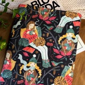 Hygge Cozy Winter Home Book Sleeve, Geschenk für einen Buchliebhaber