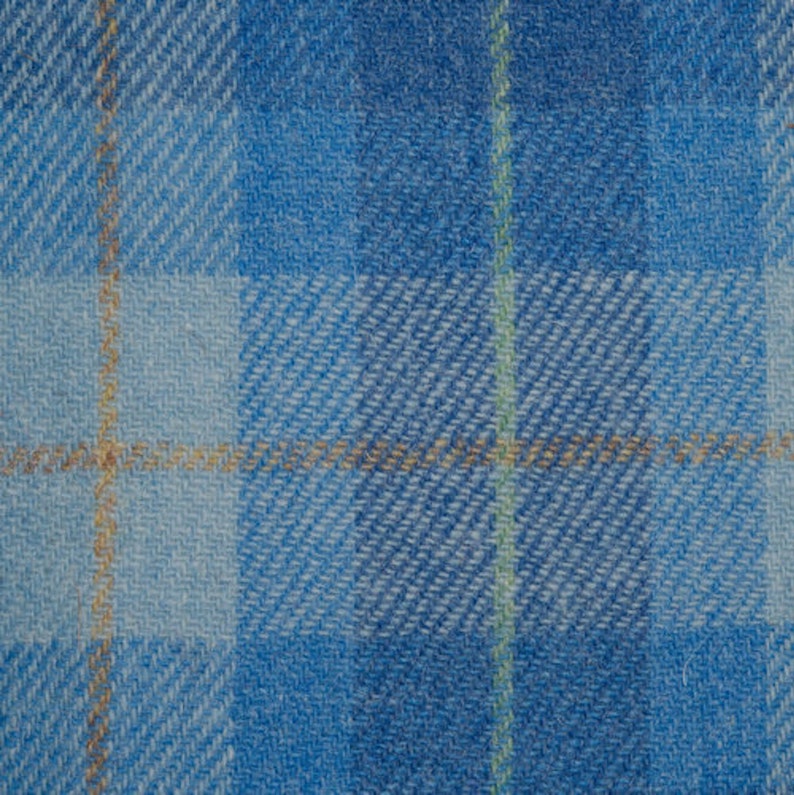 K&ouml;nnte beinhalten: Ein blauer und beigefarbener karierter Stoff mit einer gewebten Textur.