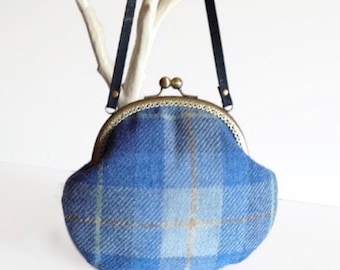 Blauwe schoudertas van Harris Tweed, tas van blauwe tweed met kurken band, cadeau voor haar