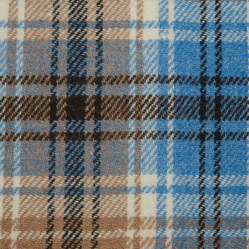 K&ouml;nnte beinhalten: Nahaufnahme eines blauen, braunen und wei&szlig;en karierten Stoffes. Der Stoff hat eine gewebte Textur und ist aus Wolle.