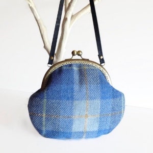 Blauwe schoudertas van Harris Tweed, tas van blauwe tweed met kurken band, cadeau voor haar
