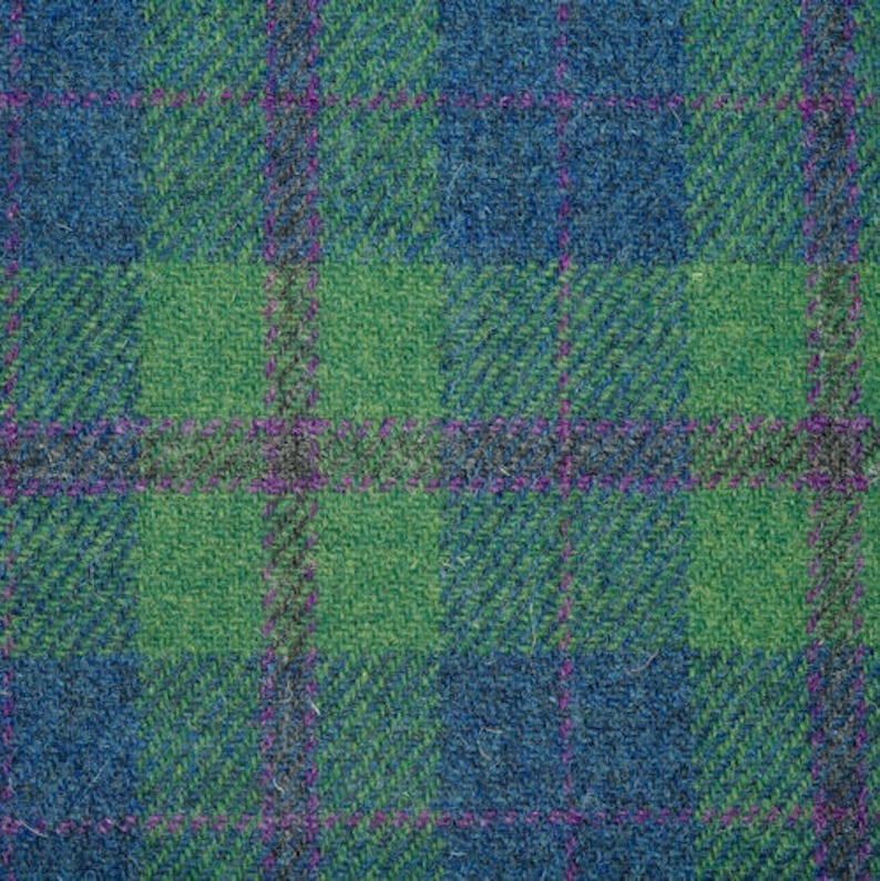 K&ouml;nnte beinhalten: Nahaufnahme eines gr&uuml;nen, blauen und violetten karierten Stoffes. Der Stoff hat eine gewebte Textur und einen dezenten Glanz.